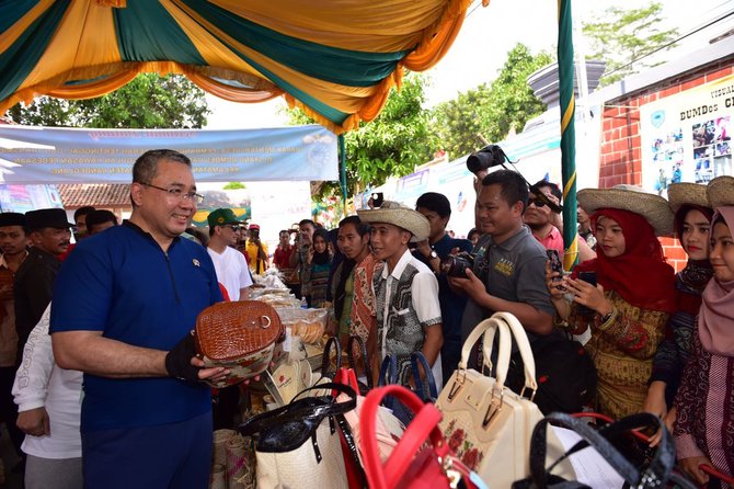 menteri eko sosialisasikan dana desa lewat kuis