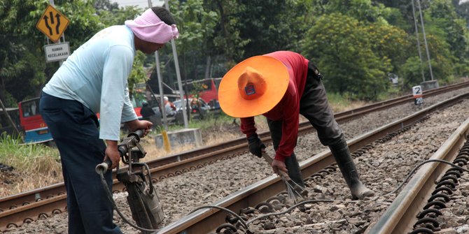 Perbaikan Rel Kereta Api  Merdeka Com Muhammad Luthfi Rahman