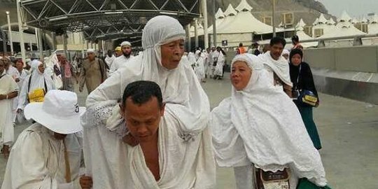 Aksi TNI bopong nenek sepuh di sela ibadah haji banjir pujian