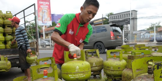 Curhat warga kesulitan dapat elpiji 3 Kg hingga kembali pakai kayu bakar