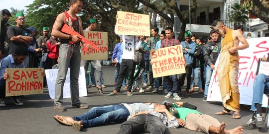 Bela Muslim Rohingya, demonstran di Malang gelar teatrikal