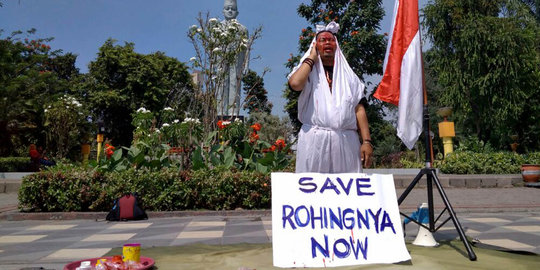 Kenakan kostum pocong, Taufik Monyong kutuk pembantaian etnis Rohingya