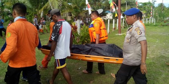 Perahu kayu di perairan Biak Numfor dihantam ombak, 1 penumpang tewas