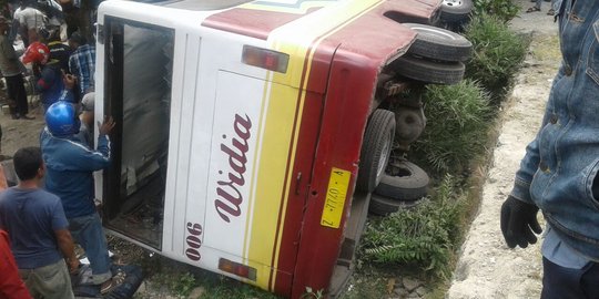 Bus hilang kendali terobos pekarangan rumah di Subang, 3 orang tewas