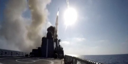 Aksi kapal perang Rusia tembakkan rudal untuk gempur ISIS di Suriah