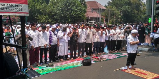 Aksi bela Rohingya, pendemo minta polisi turunkan bendera Myanmar