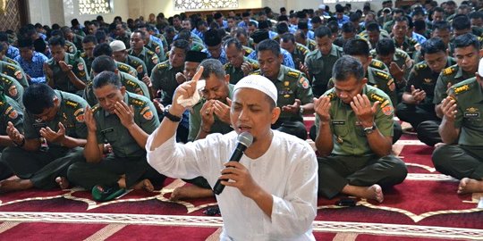 Ustaz Arifin Ilham pimpin doa untuk Rohingya di depan Kedubes Myanmar