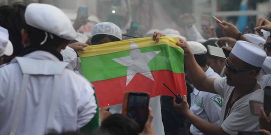 Aksi bela Rohingya, massa aksi bakar bendera Myanmar