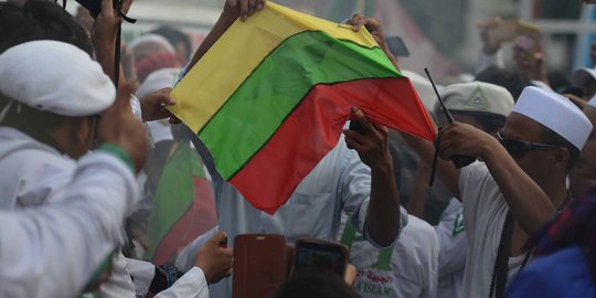 Kemarahan massa sampai bakar bendera Myanmar di tengah aksi bela Rohingya