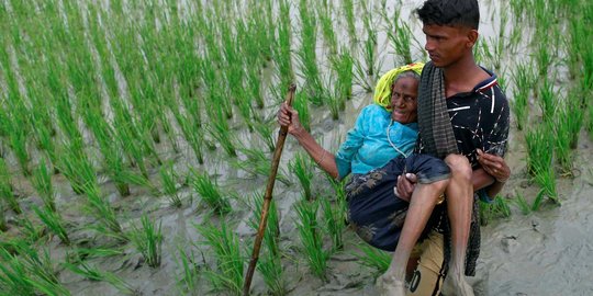 Potret pilu lansia Rohingya kelelahan saat jalan kaki ke Bangladesh