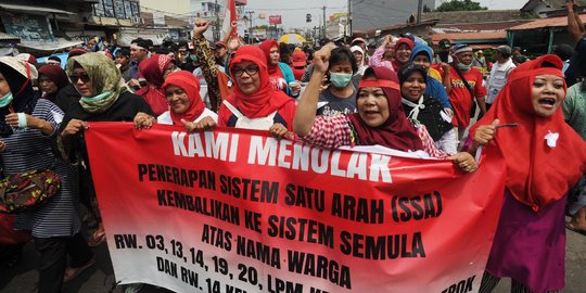 Ratusan warga Depok turun ke jalan tolak sistem satu arah