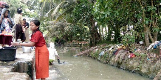 Kesulitan air bersih, warga di Serang konsumsi air di selokan