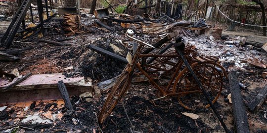 Meratapi rumah muslim Rohingya ludes dibakar militer Myanmar