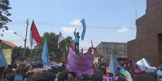 Ratusan warga demo di Kantor Bupati Mojokerto protes perluasan lahan pabrik PT Pria