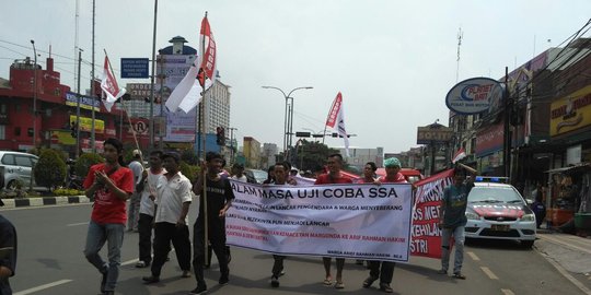 Warga Depok nekat buka blokir jalan minta sistem satu arah disetop