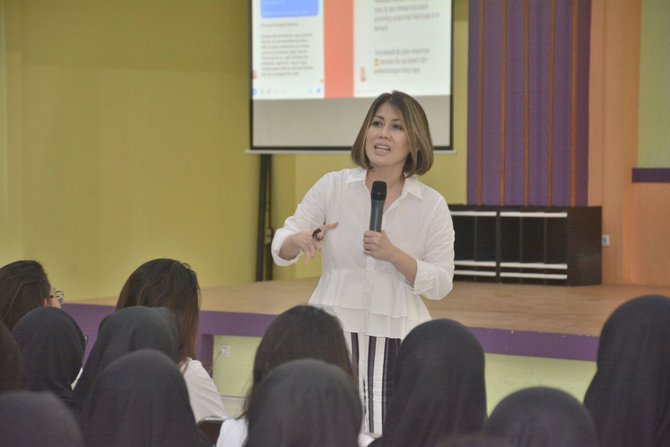 pakar grooming yuliana f hartanto berikan motivasi kepada mahasiswa gunadarma