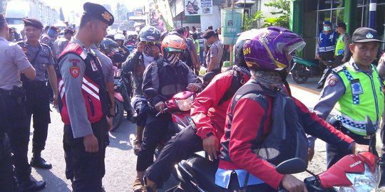Polisi cegah ratusan kendaraan peserta aksi Rohingya menuju Borobudur