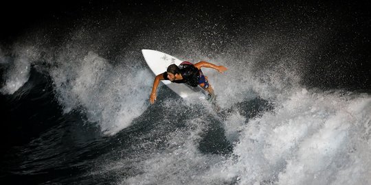 Ekstremnya kompetisi surfing malam hari di Israel