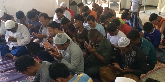 Pengungsi Rohingya di Medan menangis doakan kerabatnya
