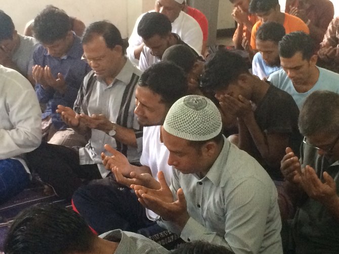 pengungsi rohingya di medan menangis doakan saudaranya