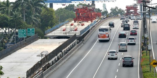 Memantau progres pembangunan flyover Pancoran