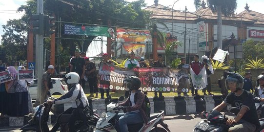 Jokowi tiba di Bali, mahasiswa gelar spanduk peduli Myanmar sambil galang dana