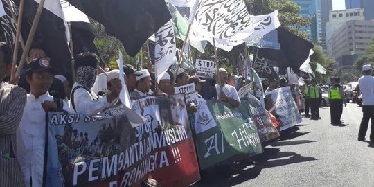 Peduli Rohingya, ratusan massa salat gaib di depan Grahadi Surabaya
