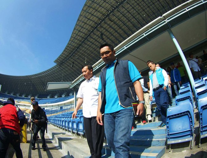 ridwan kamil tinjau stadion gbla