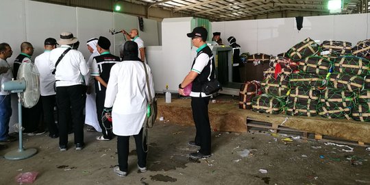 Koper jemaah haji Indonesia dibongkar, isinya banyak air zamzam