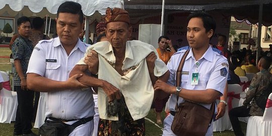 Lelah menunggu Jokowi, kakek 80 tahun ini nyaris pingsan