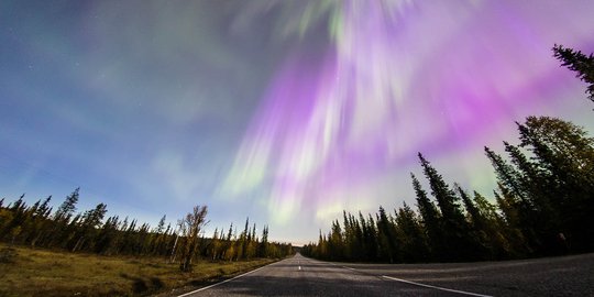 Cantiknya cahaya aurora menari di langit Finlandia