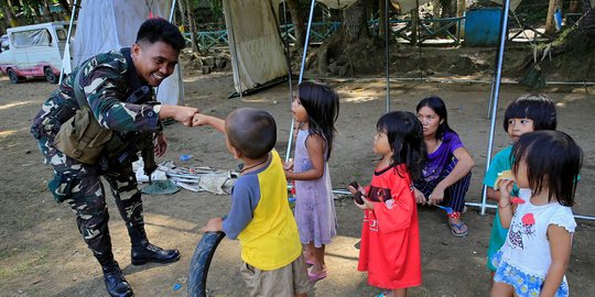 Keakraban tentara Filipina dan anak-anak korban perang di Marawi