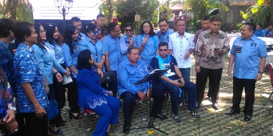 Di HUT Demokrat, SBY nyanyi 4 lagu hits milik Koes Plus
