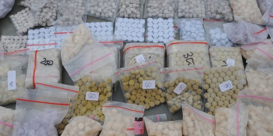 Polda Riau ringkus pengedar 750 gram sabu dan 8.000 pil ekstasi dari Malaysia