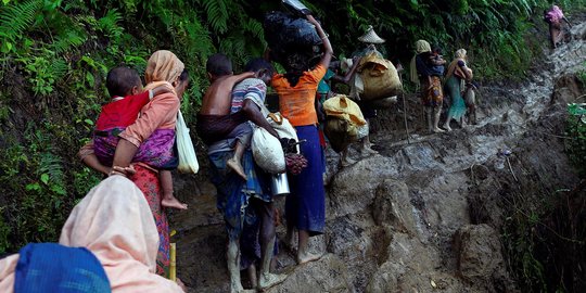 Perjuangan keras muslim Rohingya terobos bukit curam demi ke Bangladesh