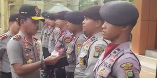 Salut, Jenderal ini langsung beri uang saat lihat baju anggotanya lusuh