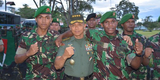 Saat prajurit asal Papua hampir menangis dirangkul Jenderal Mulyono