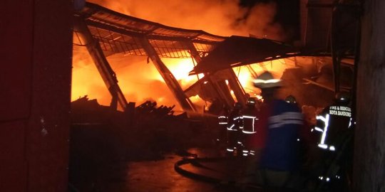 Kebakaran gudang tekstil, satu petugas Damkar Bandung tewas