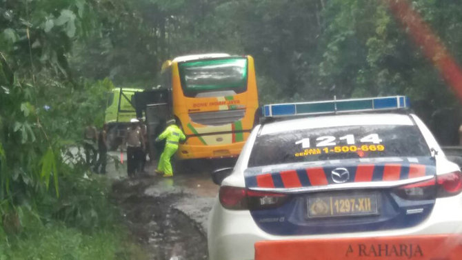 kecelakaan bus jemaah haji di poros balikpapan samarinda