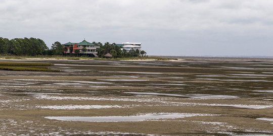 Fenomena langka saat air di pantai Florida tersedot Badai Irma