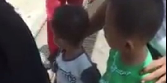 Kasihan dua bocah ini ditemukan di pinggir jalan tanpa tujuan