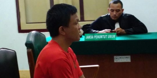 Dituntut mati, terdakwa kasus sabu 270 kg di Medan menangis dan peluk istri