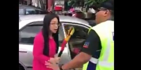 Sudah salah parkir, ibu ini lebih galak saat ditegur, petugas diteriaki