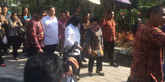 Cawagub telur asin dan 'kudeta' Risma pada Megawati