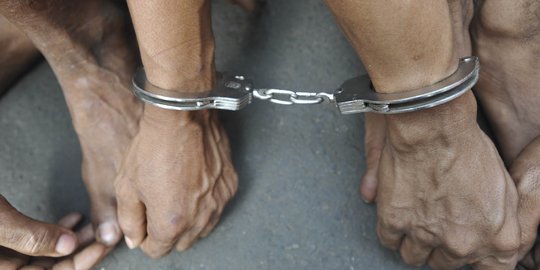 Polisi tangkap pelempar batu pada bus pemain Arema FC di Madura