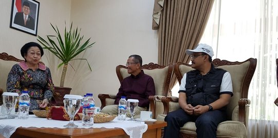 Blusukan Megawati, kemesraan Anas-Risma dan cium tangan Gus Ipul