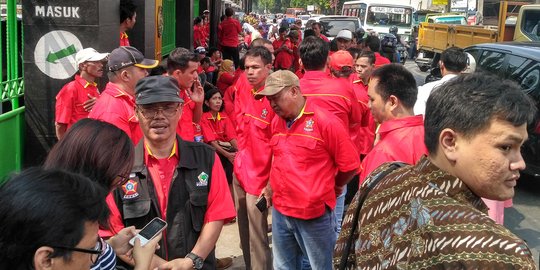 Sidang praperadilan Setnov, massa AMPG dan SOKSI banjiri PN Jaksel