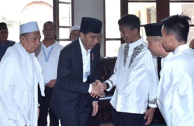 jokowi melayat istri hamzah haz