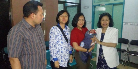 Bayi laki-laki berumur empat hari ditemukan di depan gereja di Depok