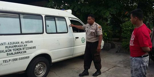 Salut, polisi ini korbankan gaji dan tanahnya demi beli ambulans untuk warga